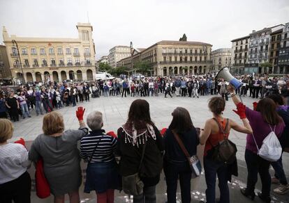 Concentració a Pamplona per denunciar la violència masclista aquest dilluns.