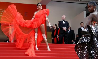 La modelo Winnie Harlow posa en la alfombra roja de la película 'Érase una vez...en Hollywood'.  