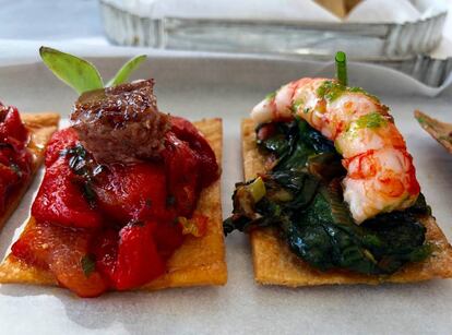 COCA DE PIMIENTOS ROJOS ASADOS Y PATÉS DE FELANITX Y COCA DE VERDURAS CON GAMBAS ROJAS DE MALLORCA / CAPEL