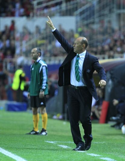 El entrenador argentino del Real Betis, Calderón, durante el partido de ida de los octavos de final de la Liga Europa ante el Sevilla disputado en el estadio Sánchez Pizjuán.