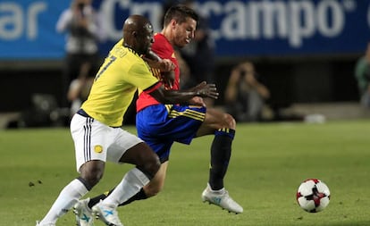 Azpilicueta se anticipa a Armero en el último amistoso España-Colombia.