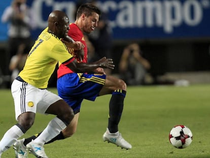 Azpilicueta se anticipa a Armero en el &uacute;ltimo amistoso Espa&ntilde;a-Colombia.