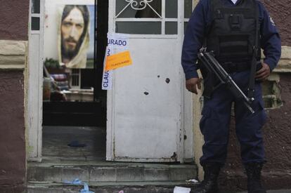 Un policía custodia la entrada del centro de rehabilitación de toxicómanos La Perla, en Guadalajara.