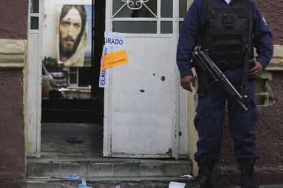 Un polic&iacute;a custodia la entrada del centro de rehabilitaci&oacute;n de toxic&oacute;manos La Perla, en Guadalajara. 