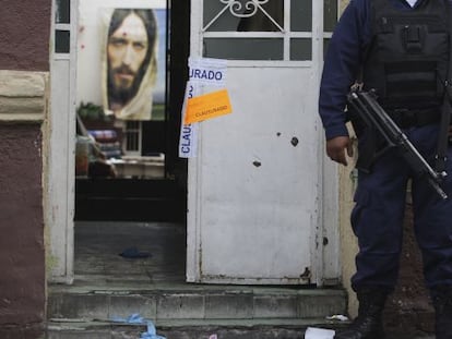Un polic&iacute;a custodia la entrada del centro de rehabilitaci&oacute;n de toxic&oacute;manos La Perla, en Guadalajara. 