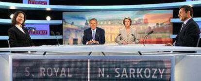 Ségolène Royal, izquierda, antes del comienzo del debate televisivo que el miércoles le enfrentó con Nicolas Sarkozy, derecha. En el medio, los moderadores Arlette Chabot y Patrick Poivre d&#39;Arvor.