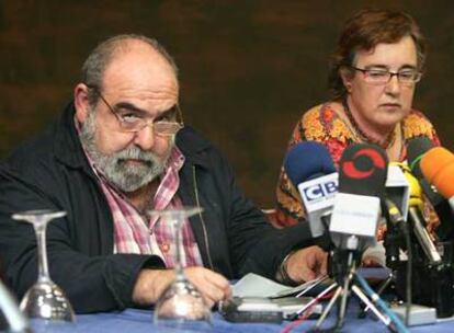 Kepa Bereziartua y Arantxa Urkaregi, portavoces de ANV, en la rueda de prensa ofrecida ayer en Bilbao.