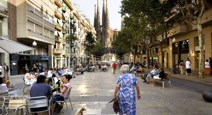 Una mujer mayor camina por el barrio de la Sagrada Familia, en Barcelona.
