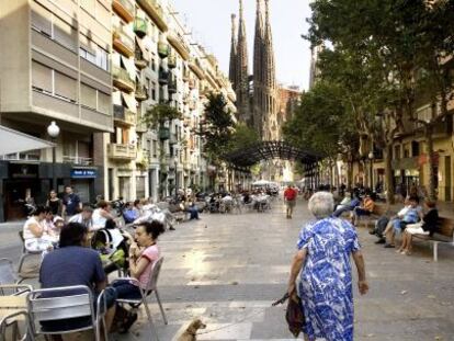 Una mujer mayor camina por el barrio de la Sagrada Familia, en Barcelona.