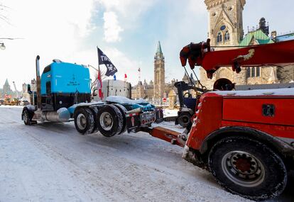 Un camión es remolcado frente al Parlamento en Ottawa, Canadá