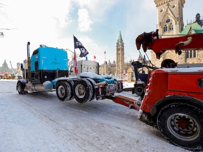 Un camión es remolcado frente al Parlamento, en Ottawa, el pasado 19 de febrero.