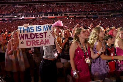 Una chica en el público muestra un cartel con una frase que hace referencia a la canción 'Wildest Dream' de Taylor Swift, en Nashville, el 7 de mayo.