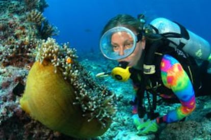 Una submarinista ante una anémona marina en Sipadán (Malasia).