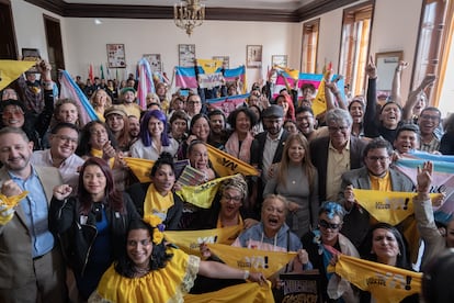 Asistentes a la radicación del proyecto celebran en el Congreso de la República, en Bogotá.