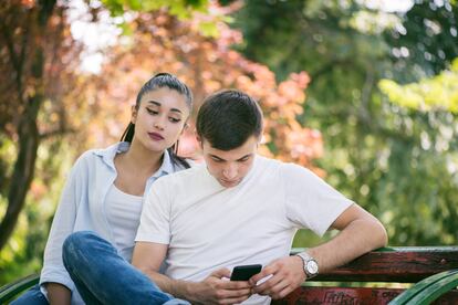 No es raro ver cómo muchos jóvenes exigen a sus parejas que les dejen ver sus 'emails', sus mensajes de WhatsApp, que les pasen las contraseñas para entrar en sus redes sociales y hasta los pins de sus cuentas bancarias.