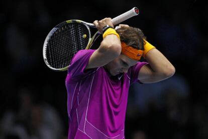 Rafa Nadal se lamenta tras cometer un fallo durante su partido contra Federer.