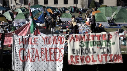 Pancartas de protesta en el campamento de la Universidad de Columbia en Alto Manhattan en Nueva York el 23 de abril 2024.