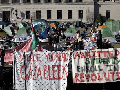 Pancartas de protesta en el campamento de la Universidad de Columbia en Alto Manhattan en Nueva York el 23 de abril 2024.