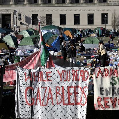 Pancartas de protesta en el campamento de la Universidad de Columbia en Alto Manhattan en Nueva York el 23 de abril 2024.