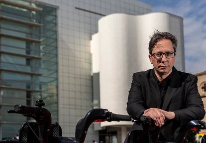 Ferran Barenblit frente al Macba, el museo que dirige.