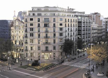 Edificio en Paseo de Gracia, Barcelona, donde Renta Corporación vende viviendas de Amancio Ortega.