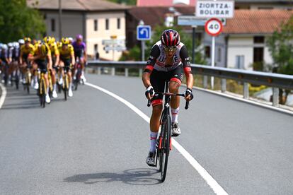 El corredor catalán toma ventaja del pelotón durante la quinta etapa de La Vuelta.