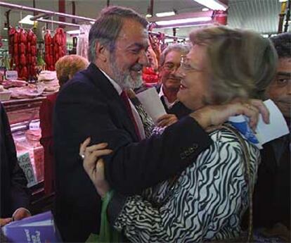 Mayor Oreja saluda a una mujer en Almería el pasado 6 de mayo.