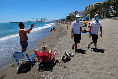 Dos vigilantes en la playa de La Malagueta, en Málaga, el pasado martes.