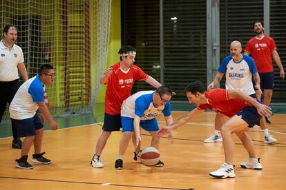 Jugadores del equipo Baskonia Mixed Ability, formado por personas con y sin discapacidad intelectual, entrenan en el centro cívico Aldabe de Vitoria.