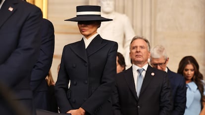 Melania Trump inclina la cabeza en oración durante la ceremonia de inauguración del segundo mandato de Donald Trump, en Washington, D.C.