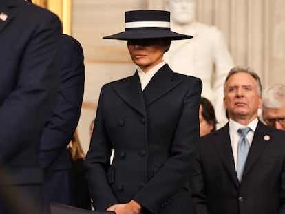 Melania Trump inclina la cabeza en oración durante la ceremonia de inauguración del segundo mandato de Donald Trump, en Washington, D.C.
