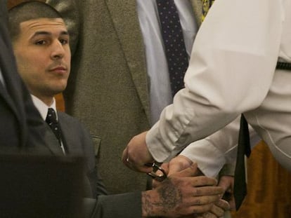 Aaron Hernández es esposado tras ser considerado culpable de asesinato