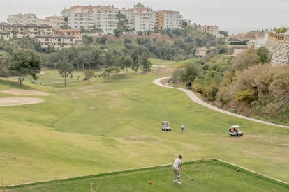 Personas juegan golf en el área residencial 'Riviera del Sol', Mijas, el 18 de marzo de 2016.