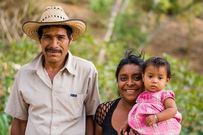 Una familia de agricultores rurales que manejan el huerto comunitario de Pinalito, Jocotán, Chiquimula. Algunos territorios de Guatemala, como Chiquimula, están entre los más expuestos a la falta de agua (y a otros fenómenos climáticos extremos, como las lluvias torrenciales).