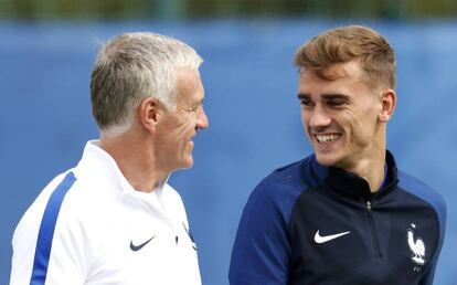 Griezmann charla con Deschamps en el entreno de este miércoles