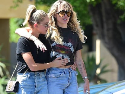 Miley Cyrus y Kaitlynn Carter, en Los Ángeles, el pasado 14 de septiembre.