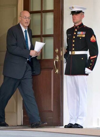 Henry Paulson, secretario del Tesoro, sale de la Casa Blanca durante las negociaciones del plan de rescate.
