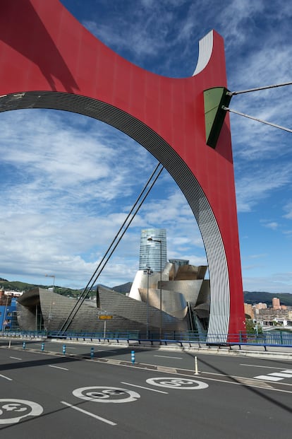 Bilbao junto al Museo Guggenheim, una ciudad donde está prohibido circular a más de 30 kilómetros por hora y que ha ganado el premio de la UE a la movilidad.