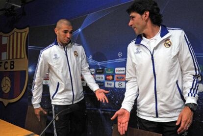Benzema y Karanka comparecen en el Camp Nou.