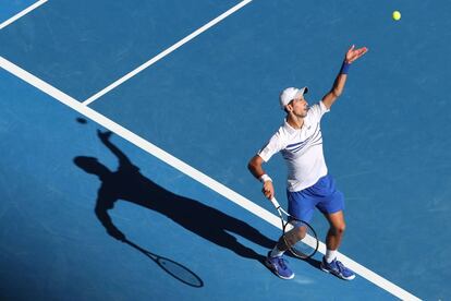 Djokovic sirve durante el partido contra Shapovalov.