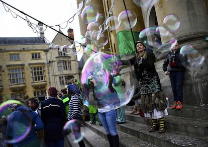 Ambient festiu als carrers d'Oxford per celebrar el Dia del Treball.