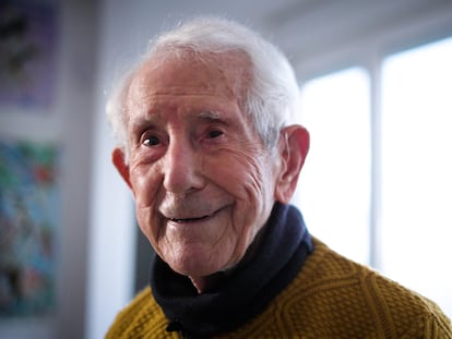 El escritor e 'influencer' de 90 años Jose María Abad, en su estudio de Madrid en enero de 2025.