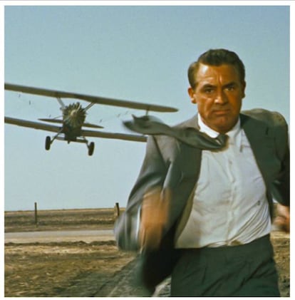 <strong>Los participantes.</strong> Roger Thornhill (Cary Grant, interpretando a James Bond tres años antes de que 007 debutase en el cine) y una avioneta empeñada en fumigarle hasta la muerte. </p> <strong>El escenario.</strong> Un campo de maíz. </p> <strong>Por qué es tan buena.</strong> Cómo no va a ser una de las escenas más icónicas del cine, si enfrenta al hombre (vestido con un traje que, eso sí, se le arruga menos siendo atropellado que a ti sentándote) con la máquina y acaba con una avioneta estrellándose contra un camión cisterna, un vehículo que sólo existe en el cine para explotar. Sin embargo, lo que el público más recuerda es a Cary Grant y por eso es una estrella: su cara de no dar crédito, su autocompasión al hacer 'auto-stop' (así es como los americanos intentan solucionar sus problemas siempre) y su torpeza al correr solo en línea recta forjan una escena tan excesiva, bordeando la comedia pero sin caer en ella, que dejaba claro que tanto Grant como Hitchcock querían evocar la nostalgia del cine mudo. Esta persecución fue la 'Stranger Things' de los hijos de la Gran Depresión. </p> Ver la escena pinchando <a href="https://www.youtube.com/watch?v=RLqaYJsyvEk">aquí</a>.