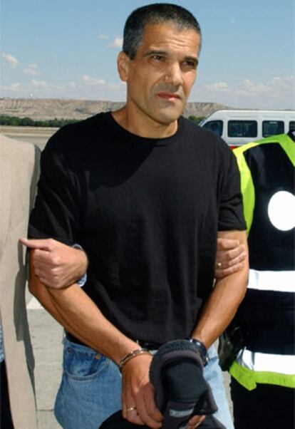 El etarra Juan Carlos Iglesias Chouzas, 'Gadafi', a su llegada hoy al aeropuerto de Barajas, en Madrid.