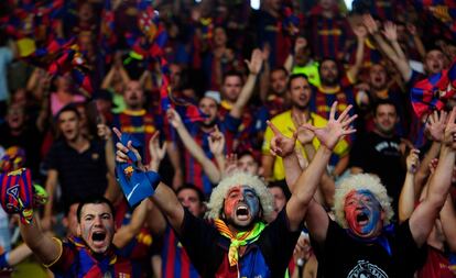Aficionados del Barcelona en las gradas del estadio Luis II antes de comenzar el partido.