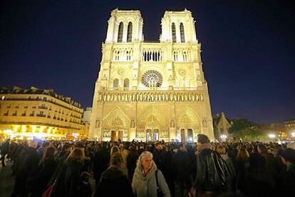 Los parisinos en la plaza de la Catedral de Notre Dame en París.