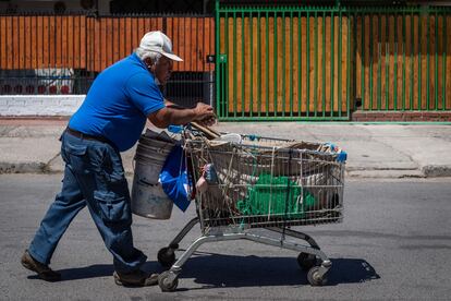 El sobrepeso y la obesidad son epidemia en Chile, donde un 75% de su población tiene sobrepeso (40,2), obesidad (31,4) u obesidad mórbida (3,4), según la última encuesta nacional de salud, de 2016-2017.