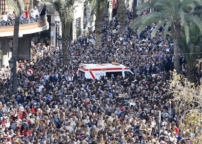 Miles de personas durante la 'mascletà' entre la plaza del Ayuntamiento y la calle Barcas de Valencia.