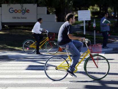 Trabajadores de Google en bicis de la empresa en Mountain View, California.