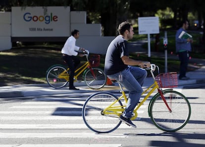 Trabajadores de Google en bicis de la empresa en Mountain View, California.